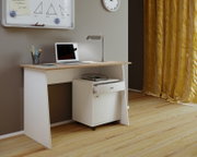 Moderner weißer Schreibtisch mit Arbeitsplatte in Holzoptik und mobilem Rollcontainer, aus schräger Frontansicht in einem hell eingerichteten Arbeitszimmer