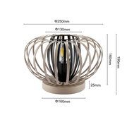 Moderne tafellamp met een bolvormig, open ontwerp van metalen spanten, gezien vanaf de zijkant.