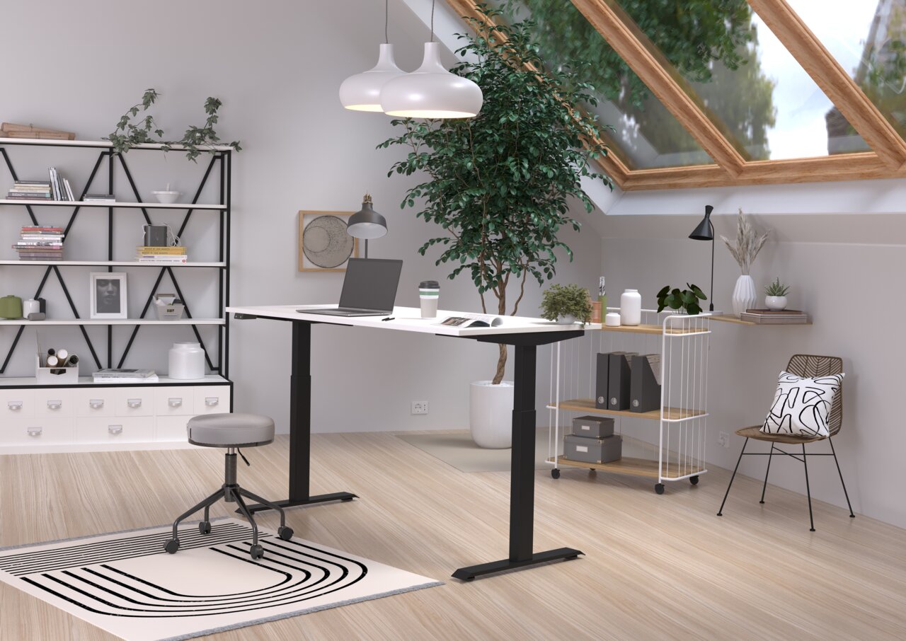 Moderner höhenverstellbarer E-Schreibtisch in einem stilvollen, hellen Raum mit Dachfenster, Pflanzen und Regalen, seitliche Perspektive.