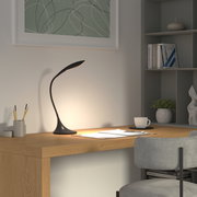 Moderne Schreibtischleuchte in elegantem Design auf einem Holzschreibtisch, seitliche Perspektive.