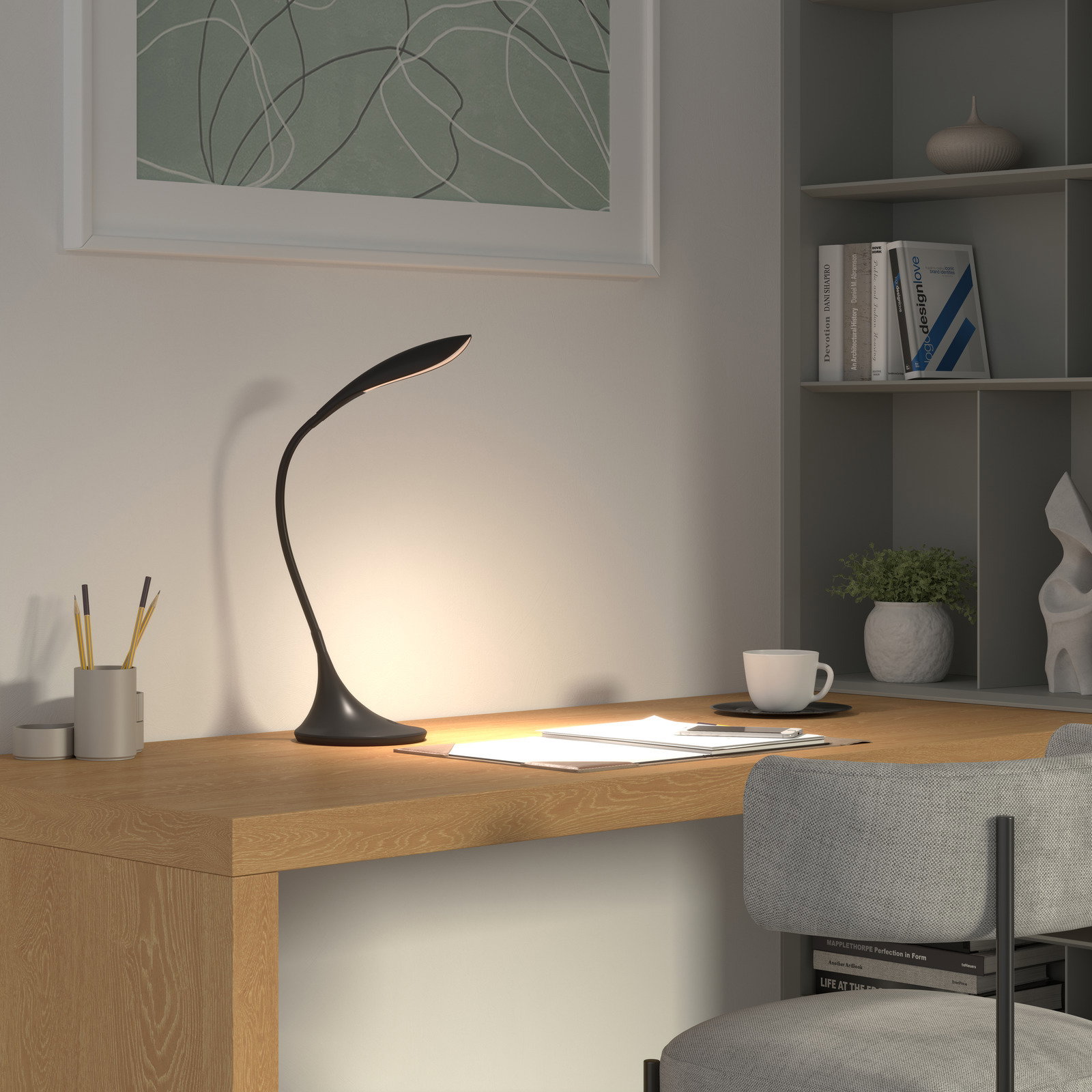 Moderne Schreibtischleuchte in elegantem Design auf einem Holzschreibtisch, seitliche Perspektive.