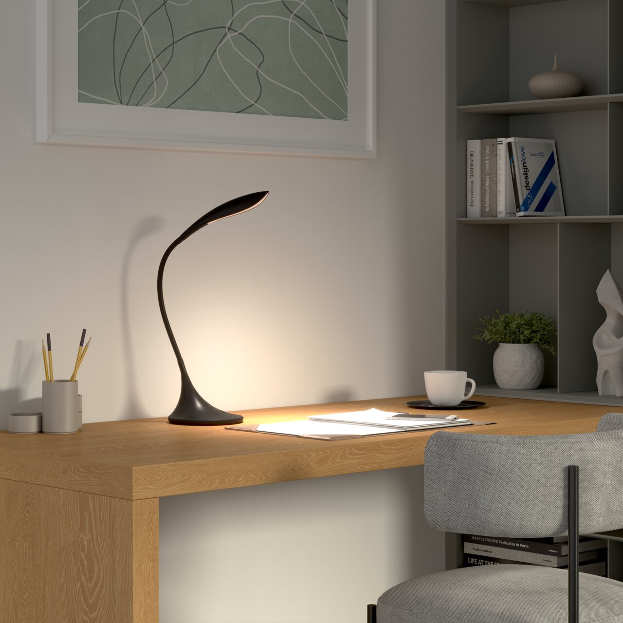Moderne Schreibtischleuchte in elegantem Design auf einem Holzschreibtisch, seitliche Perspektive.