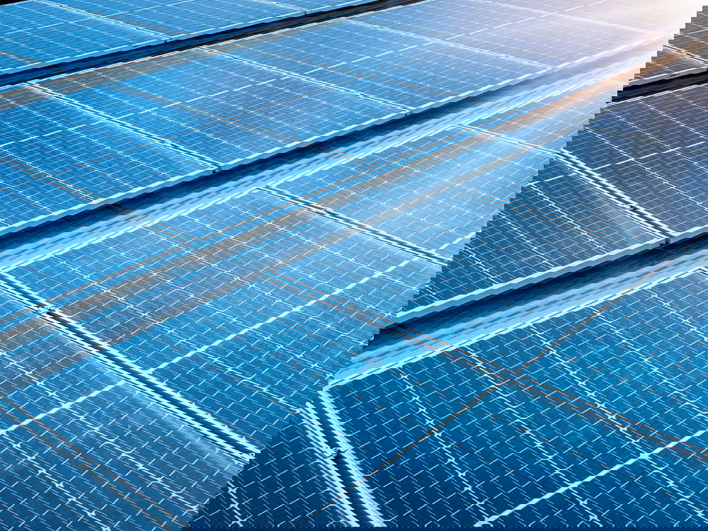Solarpaneele auf einem Dach zur nachhaltigen Stromerzeugung durch Sonnenenergie