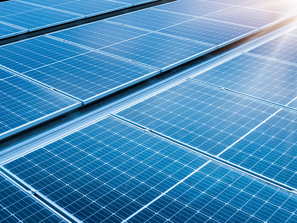 Solarpaneele auf einem Dach zur nachhaltigen Stromerzeugung durch Sonnenenergie