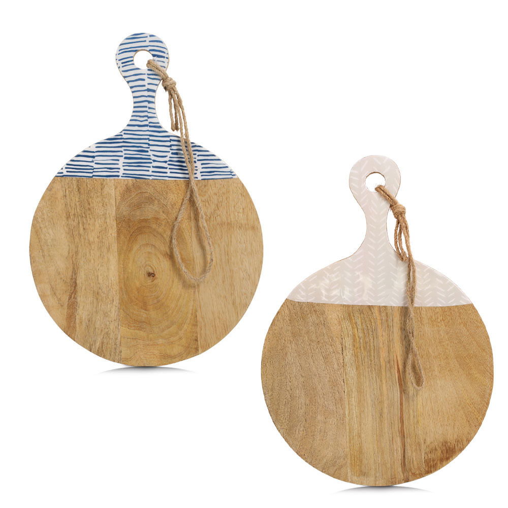 Zwei runde Schneide- und Servierbretter aus Mangoholz mit dekorativen Griffen, eines mit blauem Muster und das andere mit weißem Muster, beide mit Kordel zum Aufhängen, aus der Vorderansicht.