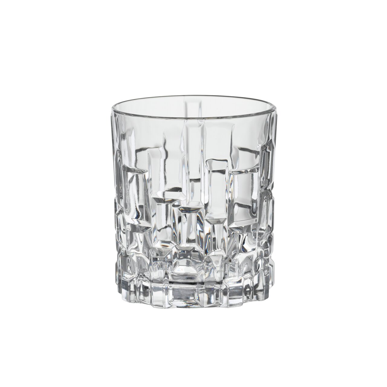 Klarer Whiskybecher mit facettiertem Design, seitliche Perspektive