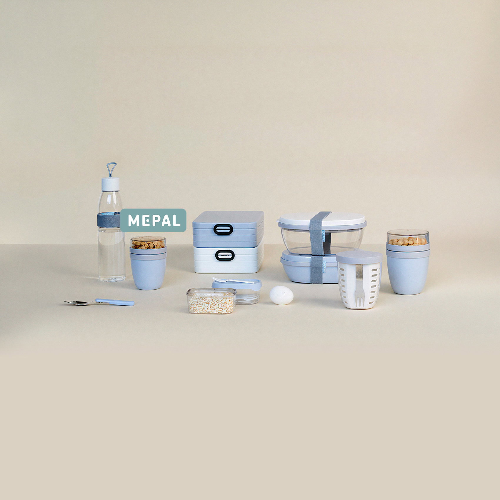 Mepal Lunchset mit Trinkflasche, Brotdosen, Snackbechern und Zubehör in Hellblau auf hellem Hintergrund.
