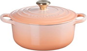 Runder gusseiserner Schmortopf mit Deckel und zwei Griffen in Rosa/Peach-Farbverlauf, goldfarbenem Knauf, freigestellt auf weißem Hintergrund, Frontansicht leicht von oben