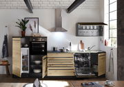 Moderne Küchenzeile mit Holzfronten, offenem Geschirrspüler und Kühlschrank, fotografiert aus frontaler Perspektive.