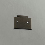 Schwarze AKKU-Wandleuchte, frontal an der Wand montiert, mit zwei sichtbaren Schrauben.