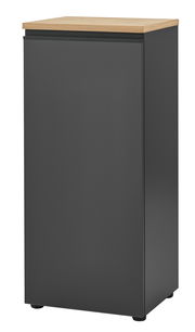 Schwarze Kommode mit Holzplatte, frontal fotografiert