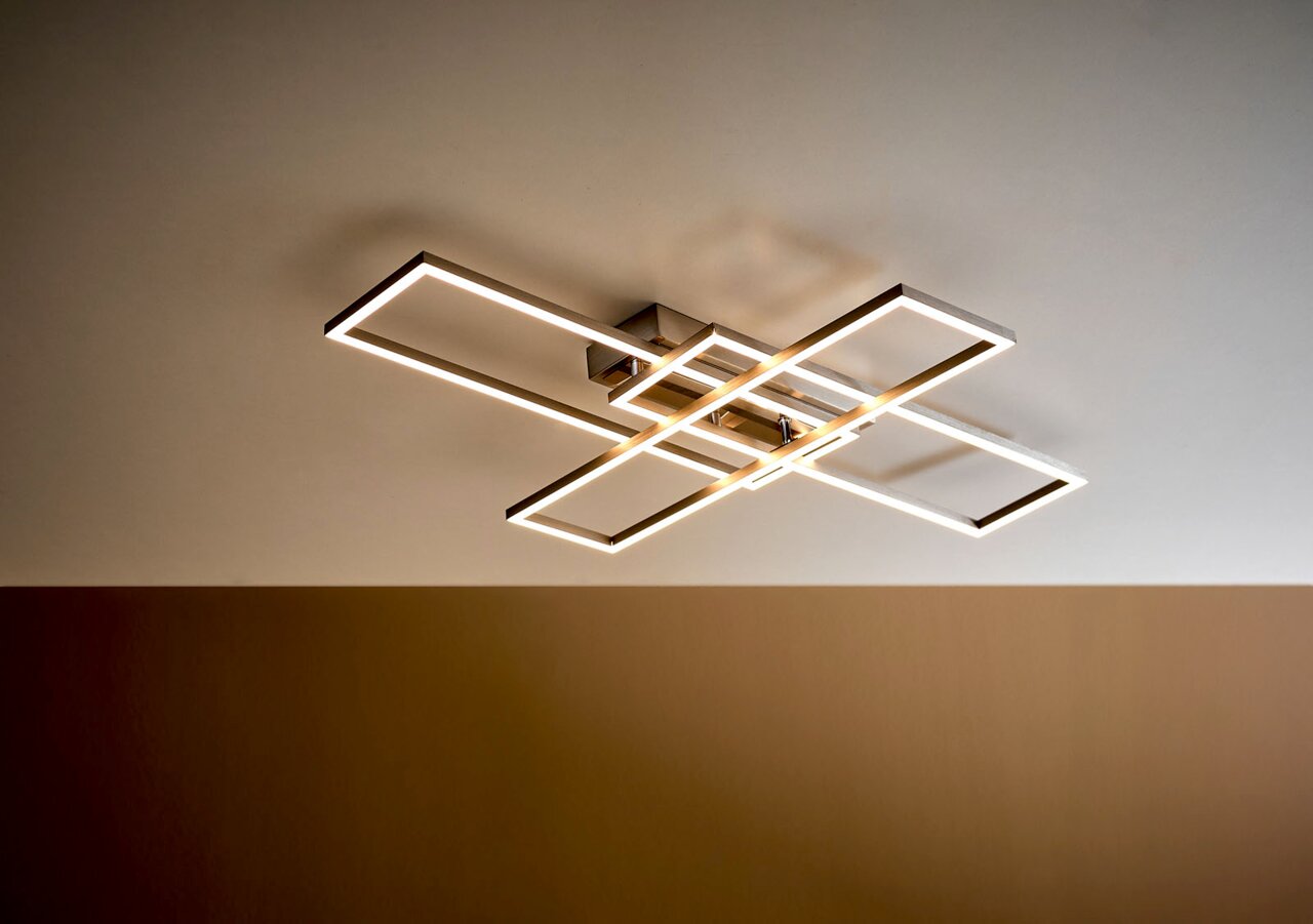 Moderne LED-Deckenleuchte mit geometrischem Design, seitliche Perspektive