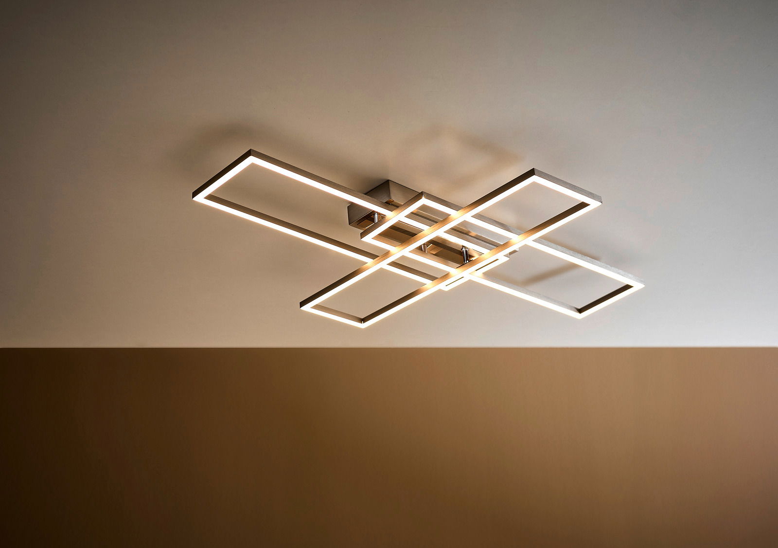 Moderne LED-Deckenleuchte mit geometrischem Design, seitliche Perspektive