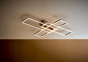 Moderne LED-Deckenleuchte mit geometrischem Design, seitliche Perspektive