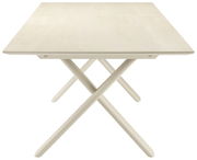 Moderner Garten Ausziehtisch in heller Farbe, frontal betrachtet mit gekreuzten Tischbeinen.