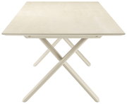 Moderner Garten Ausziehtisch in heller Farbe, frontal betrachtet mit gekreuzten Tischbeinen.