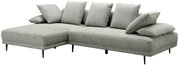 Graues Ecksofa mit linker Ottomane, vier Rückenkissen und zwei Armlehnenkissen, Perspektive von vorne links