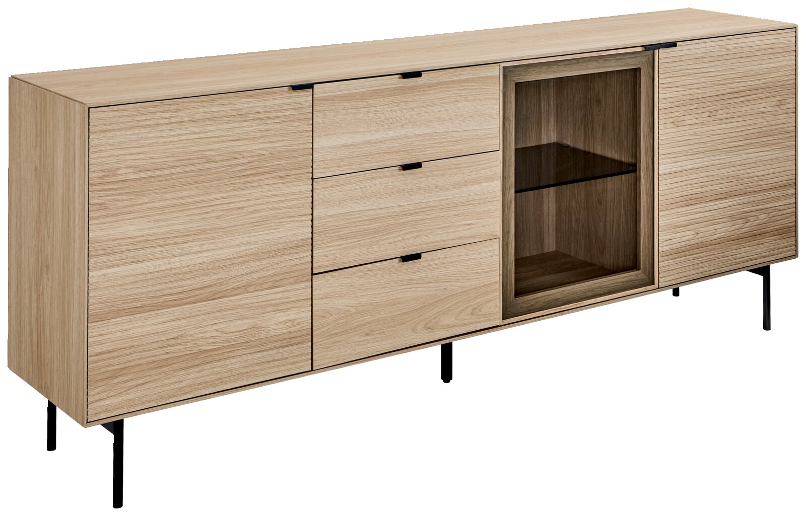 XORA Dressoir BORA Licht eikenhouten dressoir met zwarte metalen poten, twee kastdeuren, drie lades en een glazen vitrinevak, schuin van voren (3/4) gefotografeerd tegen witte achtergrond