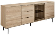 Modernes Sideboard aus hellem Holz mit drei Schubladen, zwei Türen und einem offenen Regalfach mit Glasboden auf schwarzen Metallfüßen, Ansicht schräg von vorne