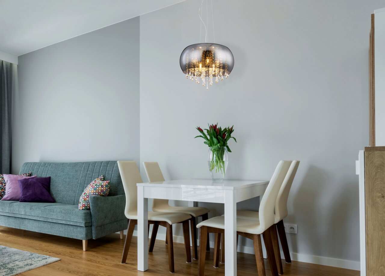 Globo Lighting Hängeleuchte KALLA Moderne Hängeleuchte mit Kristallakzenten über einem Esstisch, seitliche Perspektive