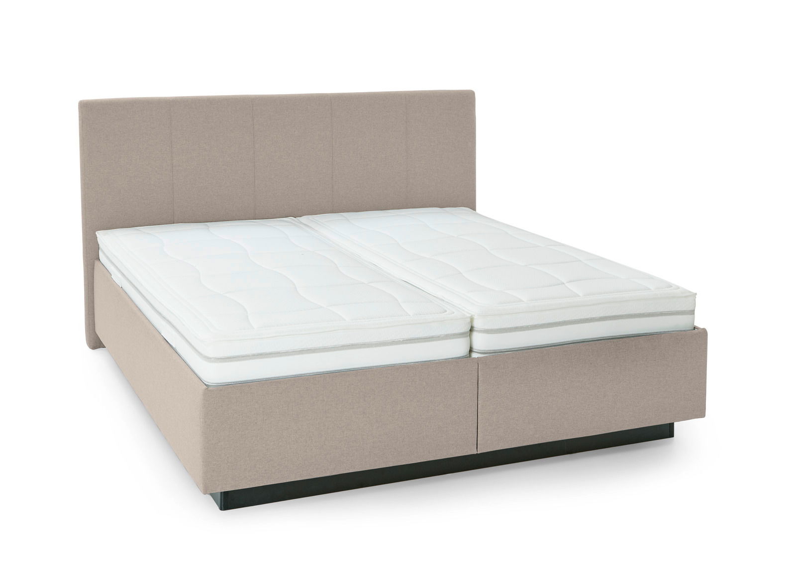 Beiges Polsterbett mit hohem Kopfteil und zwei weißen Matratzen, seitliche Perspektive
