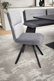 Grauer Stuhl mit gepolsterter Rückenlehne und schwarzem Metallgestell, seitliche Perspektive.