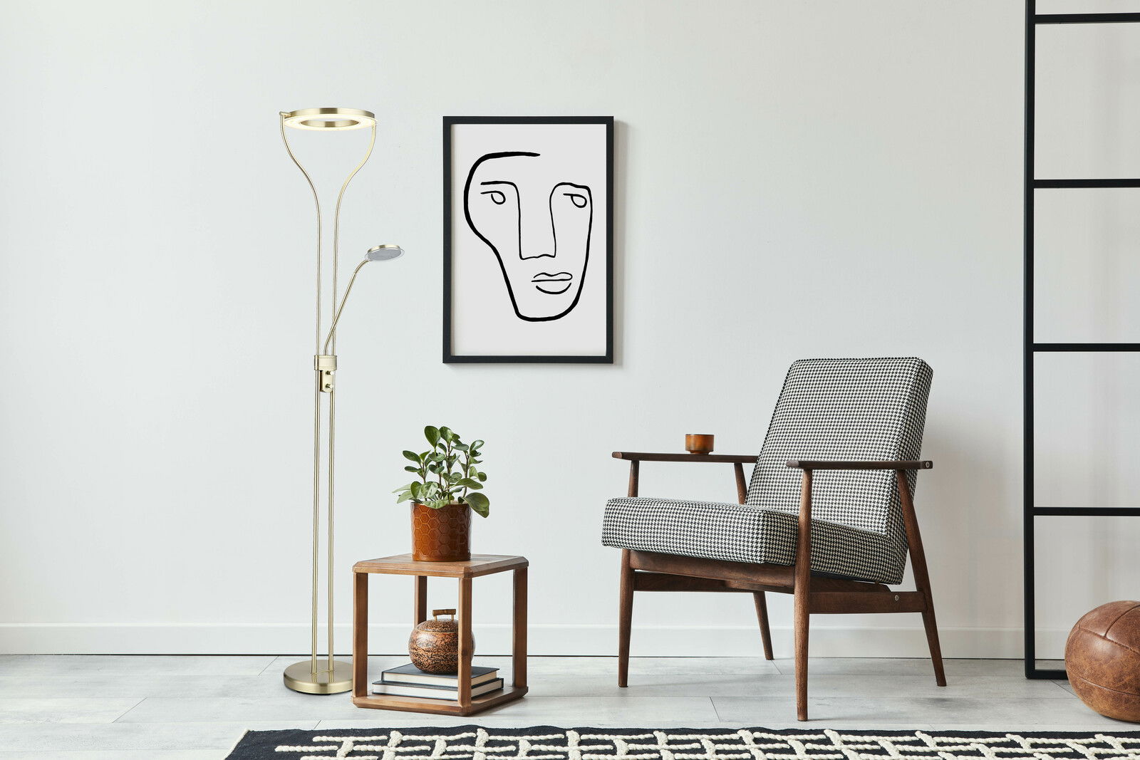 Moderner Deckenfluter in einem stilvollen Wohnzimmer, seitliche Perspektive