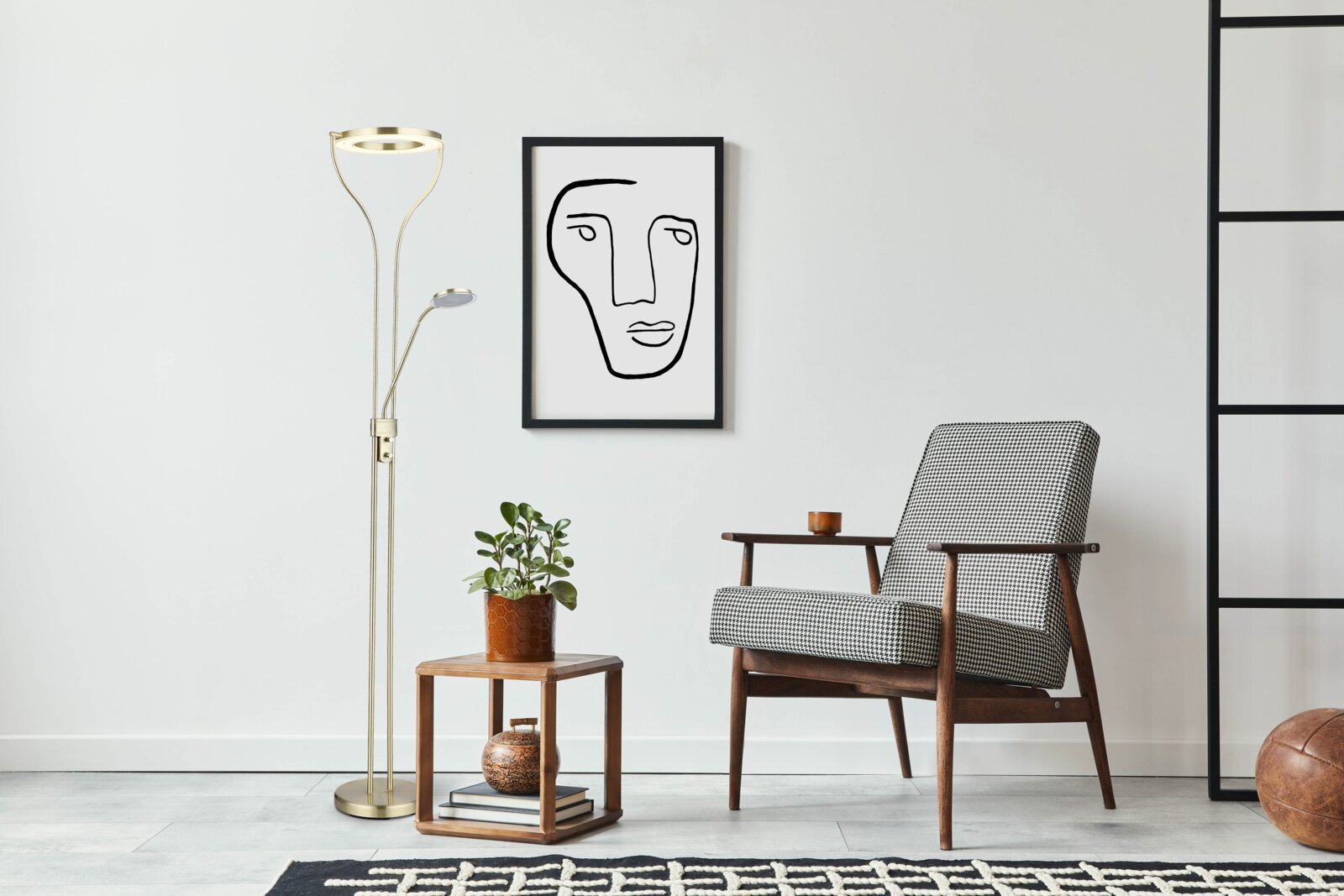 Moderner Deckenfluter in einem stilvollen Wohnzimmer, seitliche Perspektive