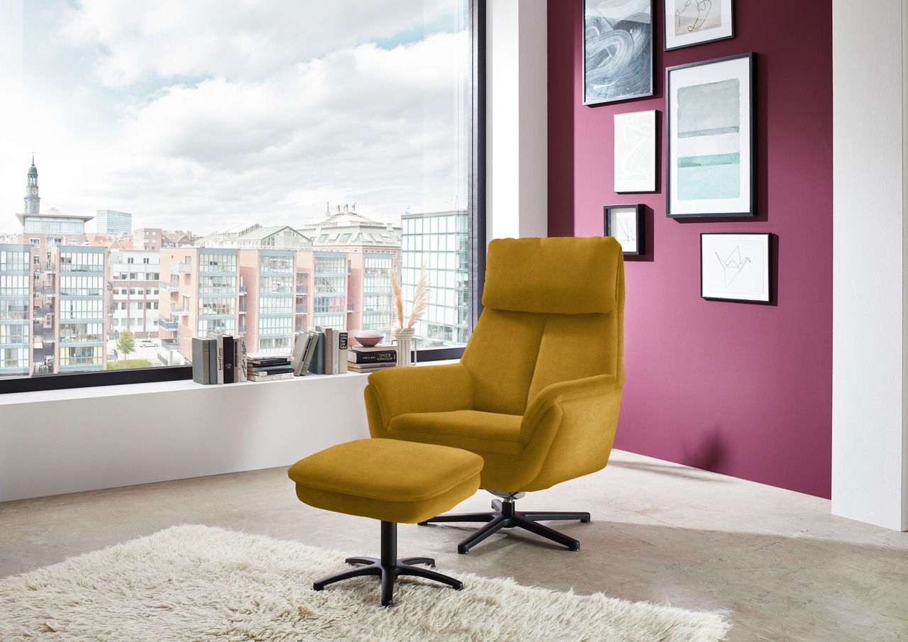 Moderner gelber Sessel mit Hocker in einem stilvollen Wohnzimmer mit Blick auf die Stadt, seitliche Perspektive.