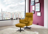 Moderner gelber Sessel mit Hocker in einem stilvollen Wohnzimmer mit Blick auf die Stadt, seitliche Perspektive.