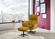 Moderner gelber Sessel mit Hocker in einem stilvollen Wohnzimmer mit Blick auf die Stadt, seitliche Perspektive.