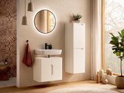 Modernes Badezimmer-Set mit weißem, wandhängendem Waschtischunterschrank und hohem Hochschrank, rundem Spiegel mit LED-Hinterleuchtung und schwarzer Armatur; Frontansicht in leicht schräger Perspektive.