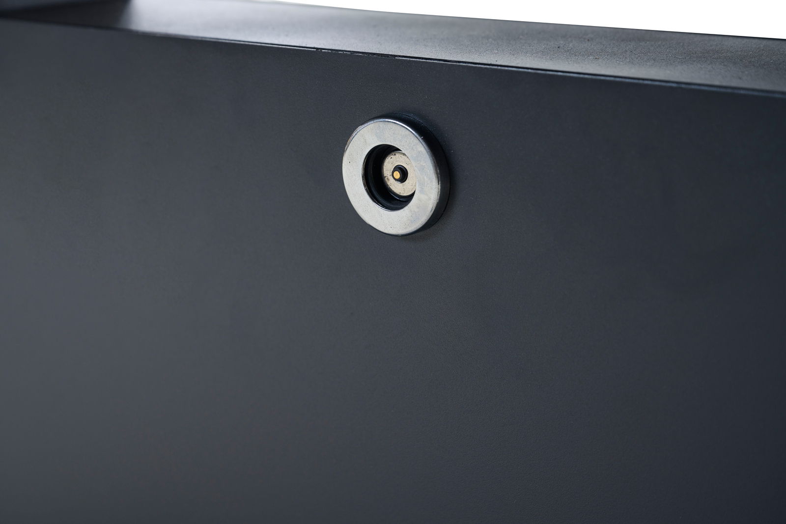 Nahaufnahme eines schwarzen Garten E-Lifttischs mit einem silbernen Metallelement, seitliche Perspektive.