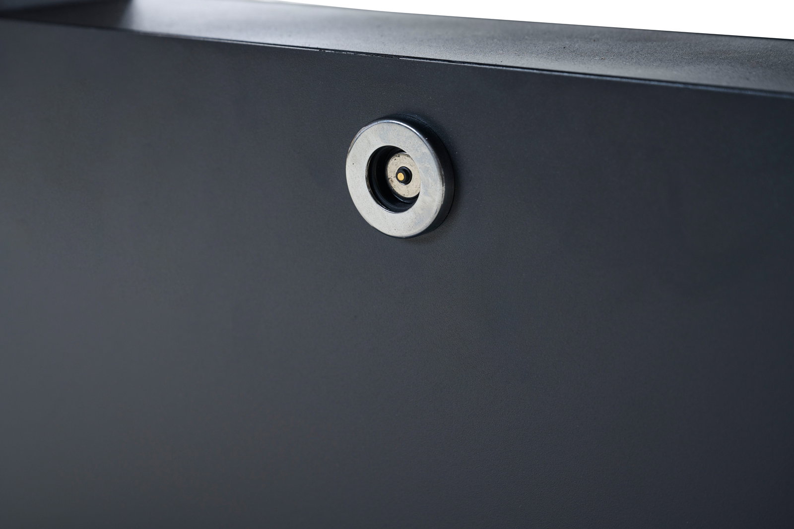 Nahaufnahme eines schwarzen Garten E-Lifttischs mit einem silbernen Metallelement, seitliche Perspektive.