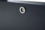 Nahaufnahme eines schwarzen Garten E-Lifttischs mit einem silbernen Metallelement, seitliche Perspektive.