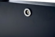 Nahaufnahme eines schwarzen Garten E-Lifttischs mit einem silbernen Metallelement, seitliche Perspektive.