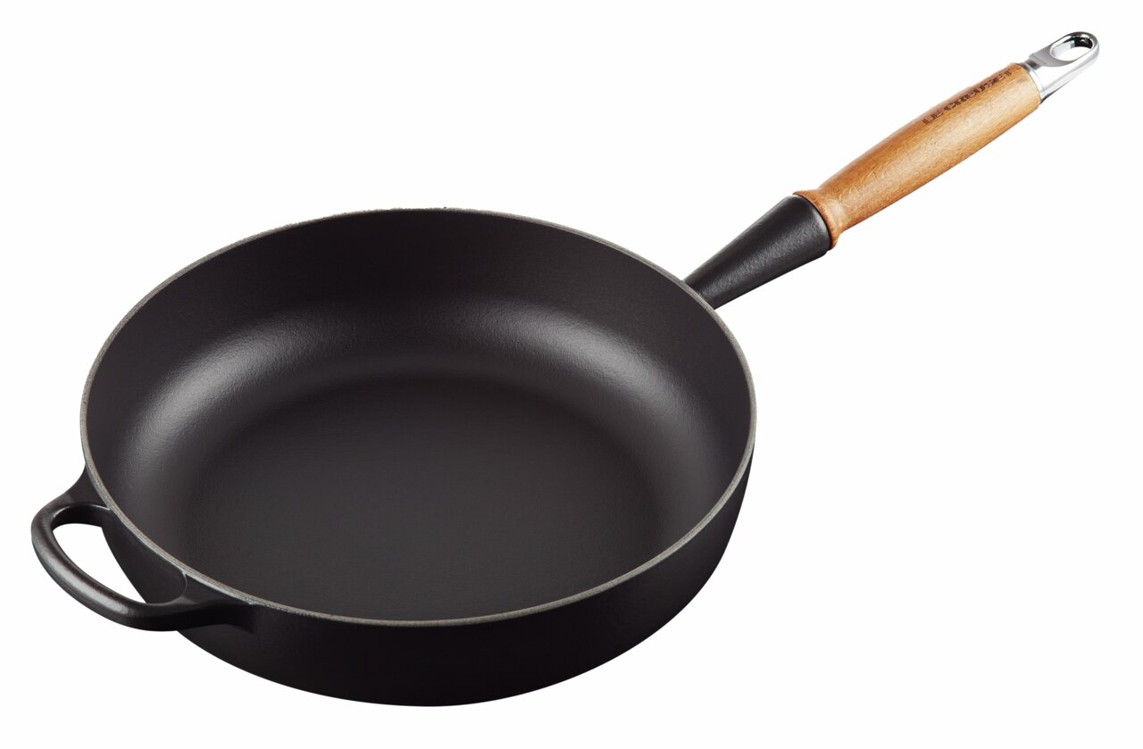 Schwarze Sautepfanne mit Holzgriff, seitliche Perspektive