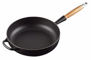Schwarze Sautepfanne mit Holzgriff, seitliche Perspektive