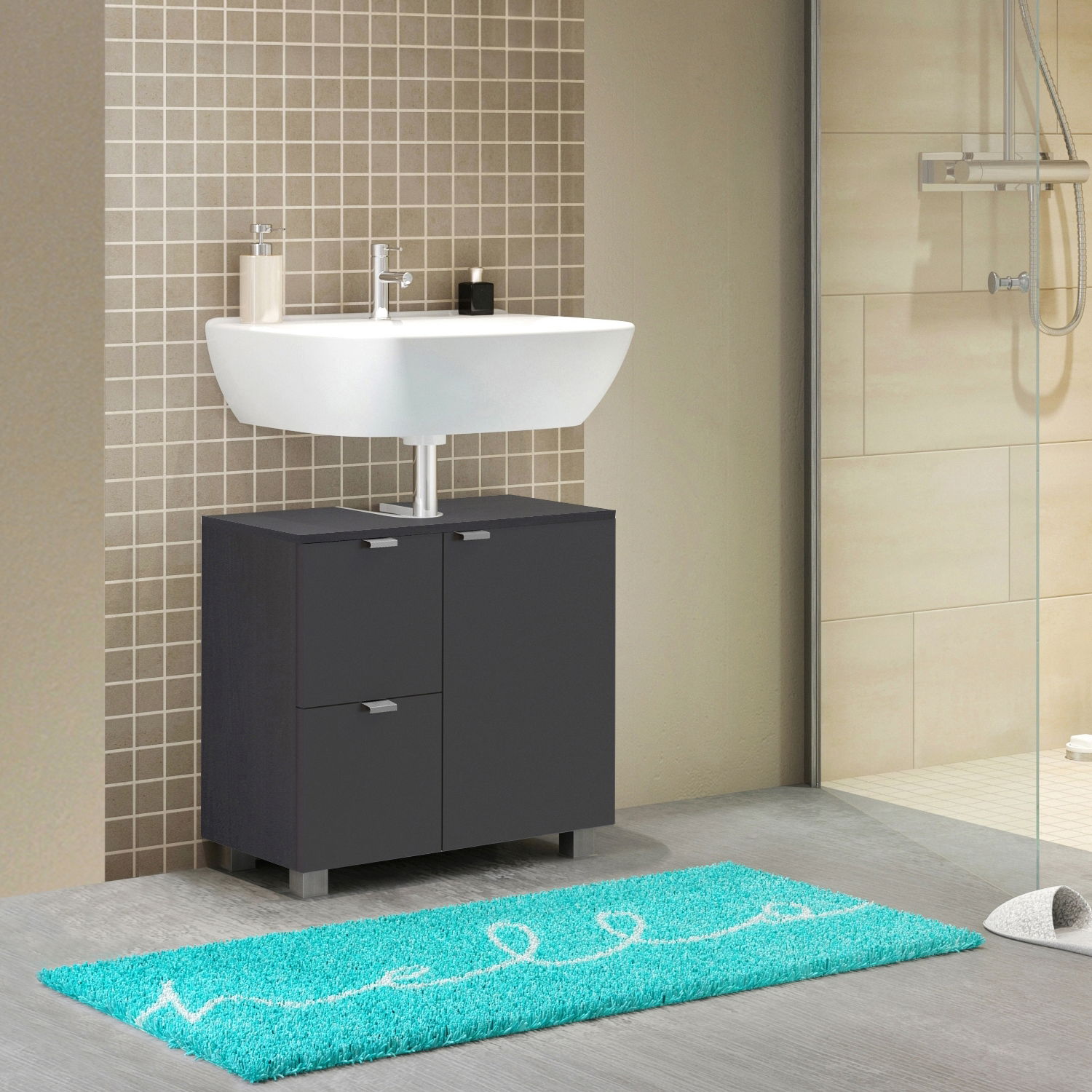 Moderner Waschbeckenunterschrank in dunklem Holz mit zwei Türen und einem Schubfach, frontal fotografiert, unter einem weißen Waschbecken montiert, mit dekorativer blauer Badematte im Vordergrund.