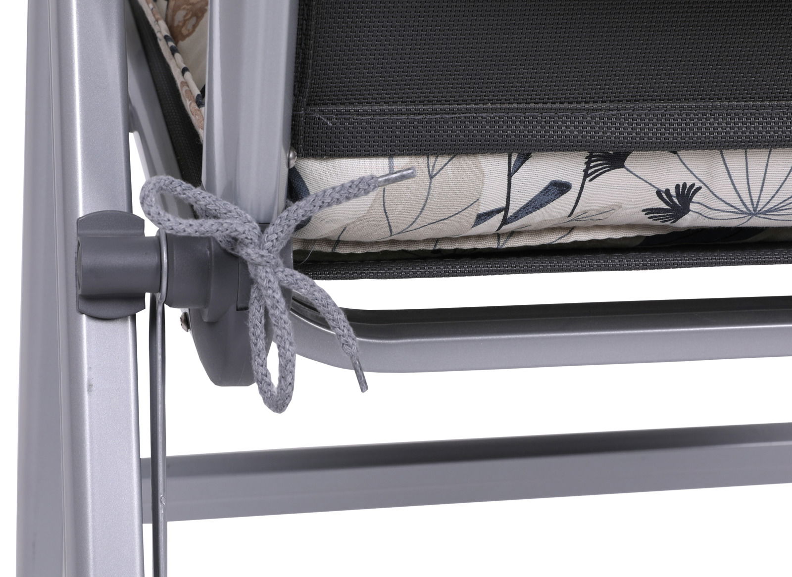 Nahaufnahme einer Niederlehnerauflage mit floralem Muster, befestigt an einem grauen Metallrahmen. Perspektive von der Seite.