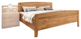 Holzbett mit Kopfteil und Fußteil, dekoriert mit Kissen und Decke, seitliche Perspektive