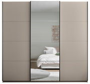 Moderner Schwebetürenschrank in Taupe mit mittlerer Spiegeltür und schwarzen Rahmenleisten, frontal aus der Vorderansicht fotografiert; Spiegel zeigt ein Bett im Schlafzimmer.