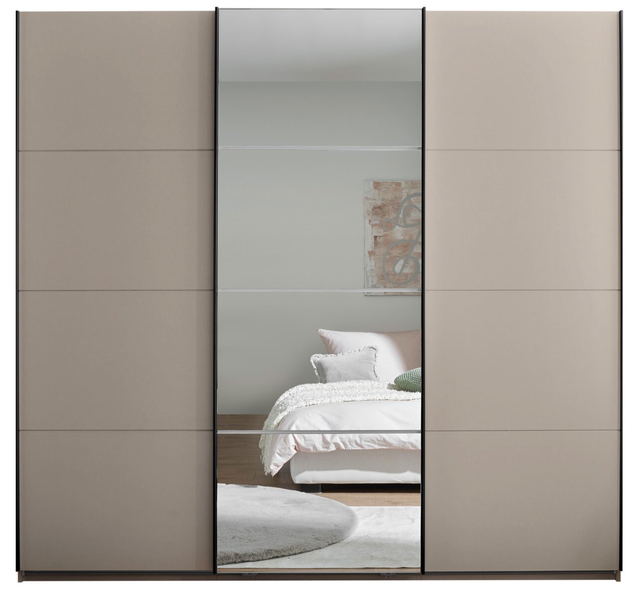 Moderner Schwebetürenschrank in Taupe mit mittlerer Spiegeltür und schwarzen Rahmenleisten, frontal aus der Vorderansicht fotografiert; Spiegel zeigt ein Bett im Schlafzimmer.