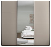 Moderner Schwebetürenschrank in Taupe mit mittlerer Spiegeltür und schwarzen Rahmenleisten, frontal aus der Vorderansicht fotografiert; Spiegel zeigt ein Bett im Schlafzimmer.