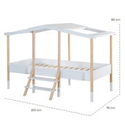 Weißes Kinder-Hochbett im Hausdesign mit naturfarbenen Holzpfosten, Lattenrost, zwei Schubladen und Leiter, aus schräger Vorderansicht; Maße ca. 200 × 90 × 150 cm.