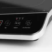 Nahaufnahme einer Einzelkochplatte mit Bedienfeld, das Tasten für Temperaturregelung und Standby-Modus zeigt.