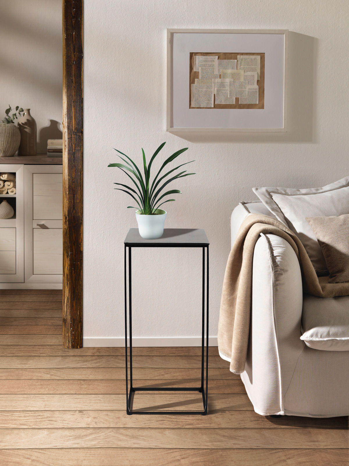 Landscape Beistelltisch SILKE Moderner Beistelltisch SILKE mit schwarzem Metallgestell und grauer Tischplatte, seitliche Perspektive, dekoriert mit einer Pflanze.