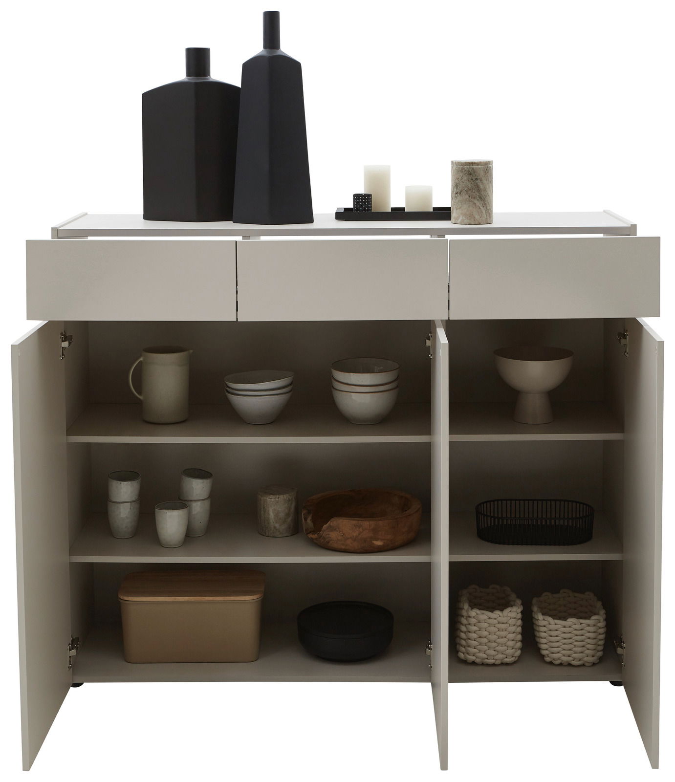 Frontale Ansicht einer breiten Kommode mit offenen Türen, gefüllt mit Geschirr und Dekorationsgegenständen auf der Oberseite.