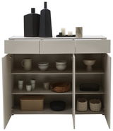 Frontale Ansicht einer breiten Kommode mit offenen Türen, gefüllt mit Geschirr und Dekorationsgegenständen auf der Oberseite.