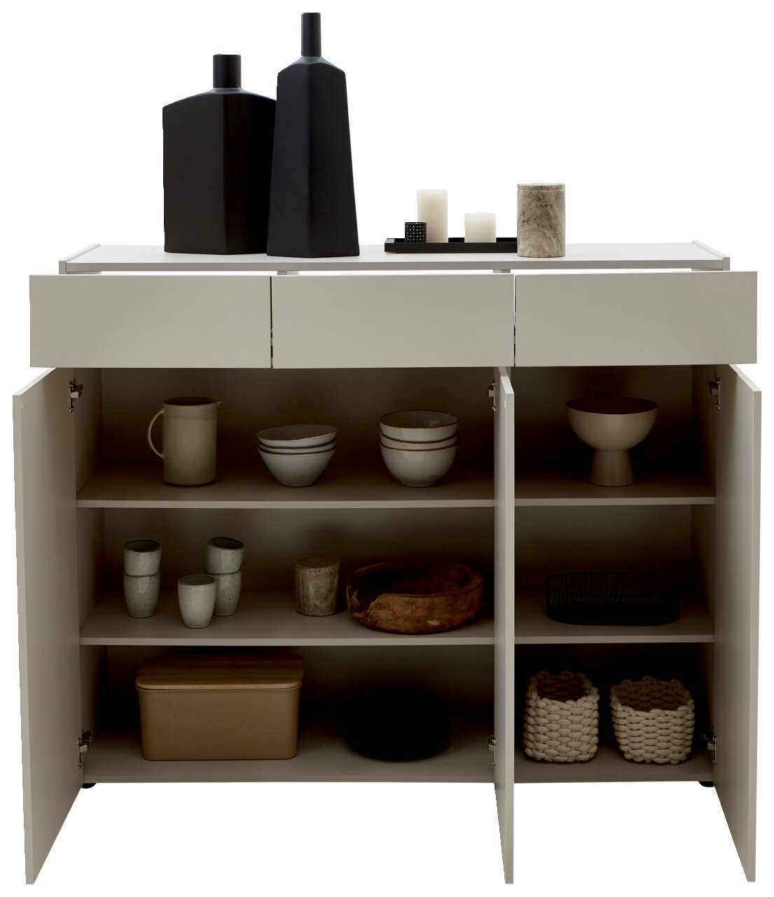 Frontale Ansicht einer breiten Kommode mit offenen Türen, gefüllt mit Geschirr und Dekorationsgegenständen auf der Oberseite.